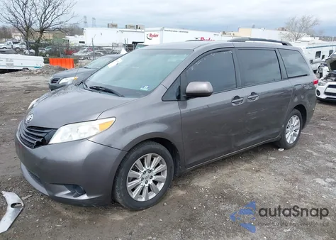 2013 Toyota Sienna Le 7 Passenger z USA, uszkodzony, nr VIN 5TDJK3DC5DS066762